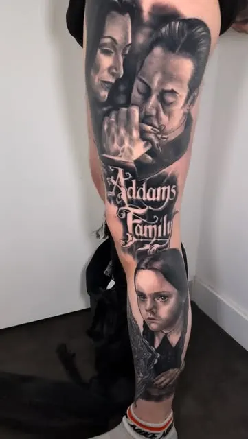 Composition réaliste en noir et gris inspirée de la famille Addams, réalisée par Flow.