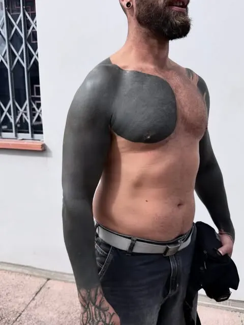 Aplats de noir couvrant le bras, l’épaule et le pectoral, par Mel.