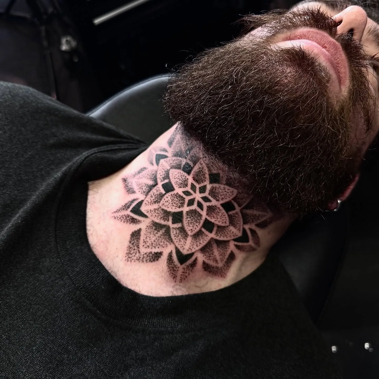 Mandala en dotwork — cou, par Mel.